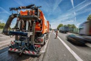 Kehrmaschine auf der Autobahn im Einsatz